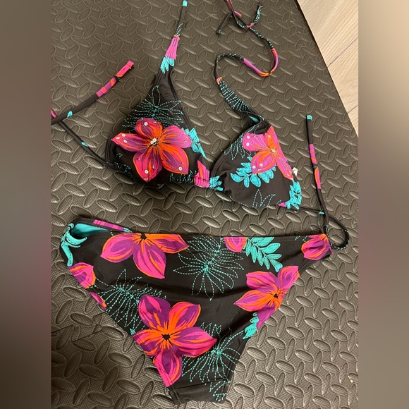 Floral Bikini - Picture 2 of 4